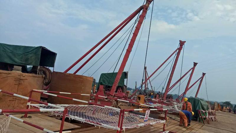 冲击钻机在阵阵鞭炮声中徐徐启动,由我司负责承建的大桥桩基工程正式